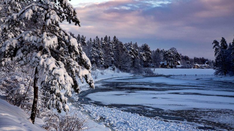 (211205) -- OGRE (LATVIA), Dec. 5, 2021 (Xinhua) -- Photo taken on Dec. 5, 2021 shows the winter landscape in Ogre, Latvia. (Photo by Edijs Palens/Xinhua)