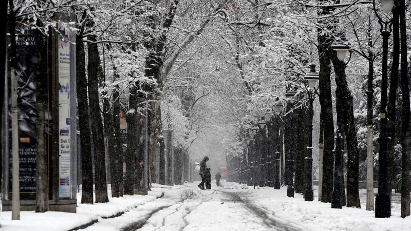 (211209) -- VIENNA, Dec. 9, 2021 (Xinhua) -- People walk in the snow in Vienna, Austria, Dec. 9, 2021. Heavy snowfall hit Vienna Thursday. (Xinhua/Guo Chen)