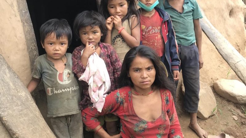 काम्दै र भोकभोकै विद्यालय जान्छन् चेपाङ बालबालिका