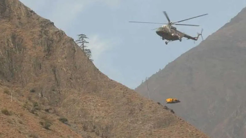 हेलिकोप्टरबाट डोजर ढुवानी गरी सिस्ने हिमालको काखमा सडक