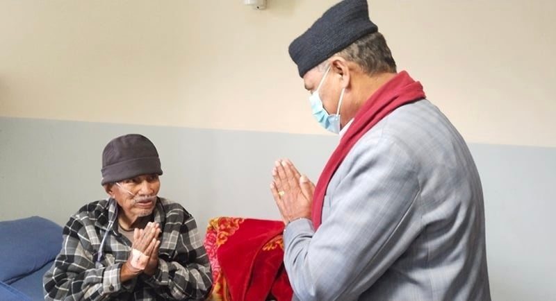 मन्त्री खतिवडाद्वारा शताब्दी पुरुषको स्वास्थ्य अवस्था’bout जानकारी