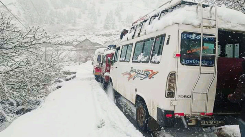 हिमपातका कारण रुकुमपूर्वको जनजीवन कष्टकर