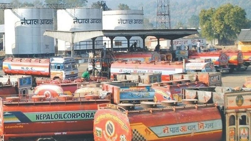 पेट्रोलियम पदार्थको मूल्य बढेको बढ्यै, कर घट्ने सम्भावना कम