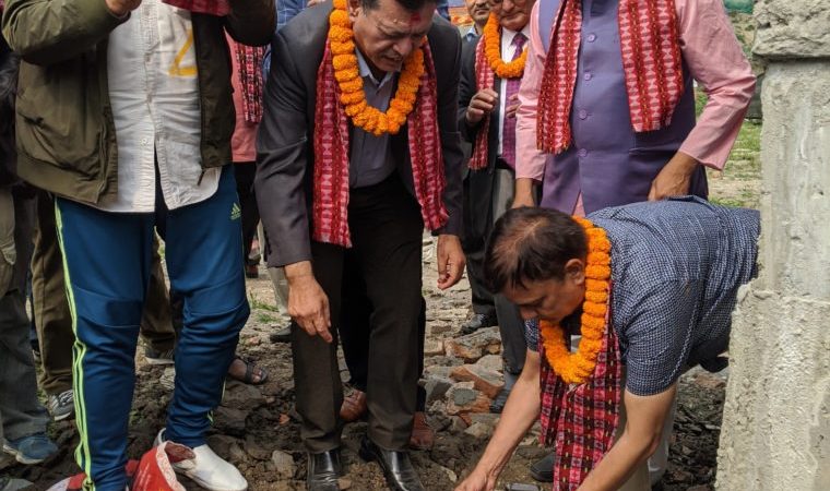 एकसय रुपैयाँमा पढाउने विद्यालयको भवन शिलान्यास