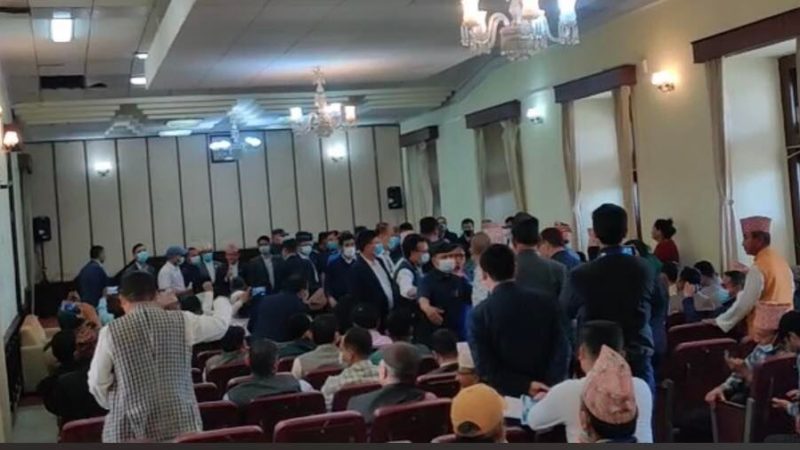आयोगले निर्वाचन आचारसंहिता प्रतिबद्धतापत्रमा हस्ताक्षर गर्न बोलाइएको बैठकमा नाराबाजी