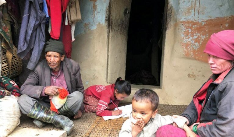‘अभाव र गरिबी’को भूमरीमा परेको विक परिवार